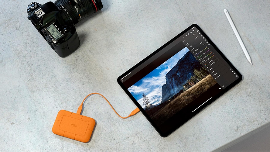 Bild einer LaCie SSD über USB-C mit dem iPad verbunden.